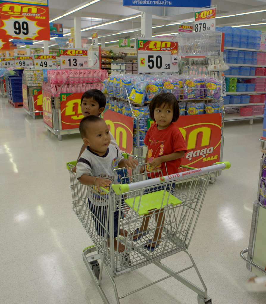 Тайские детишки в магазине