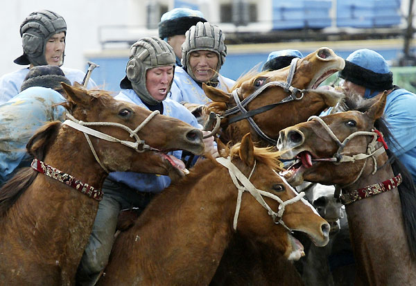 Монгольские танкисты перед атакой