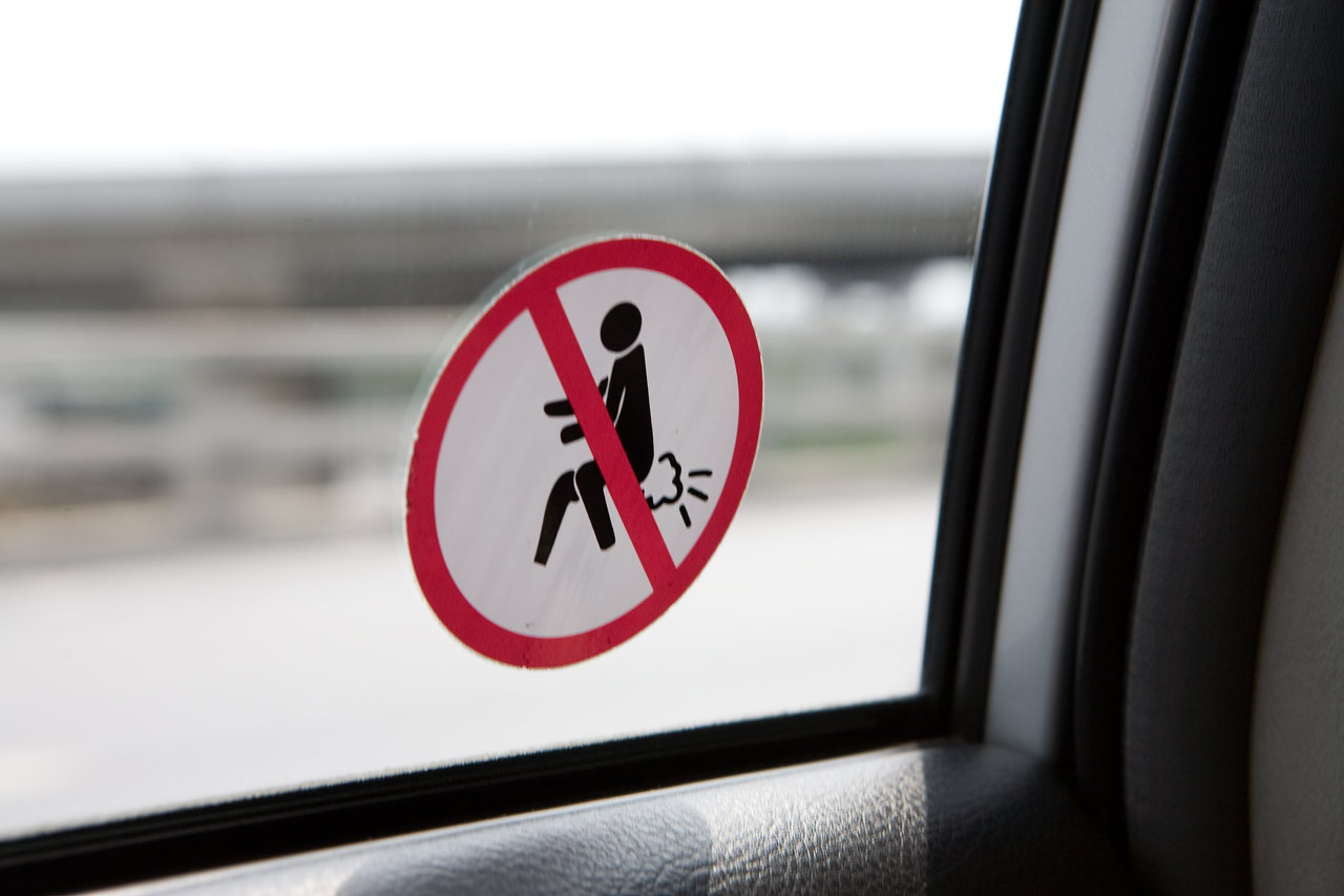 Предупреждающий знак в тайском такси