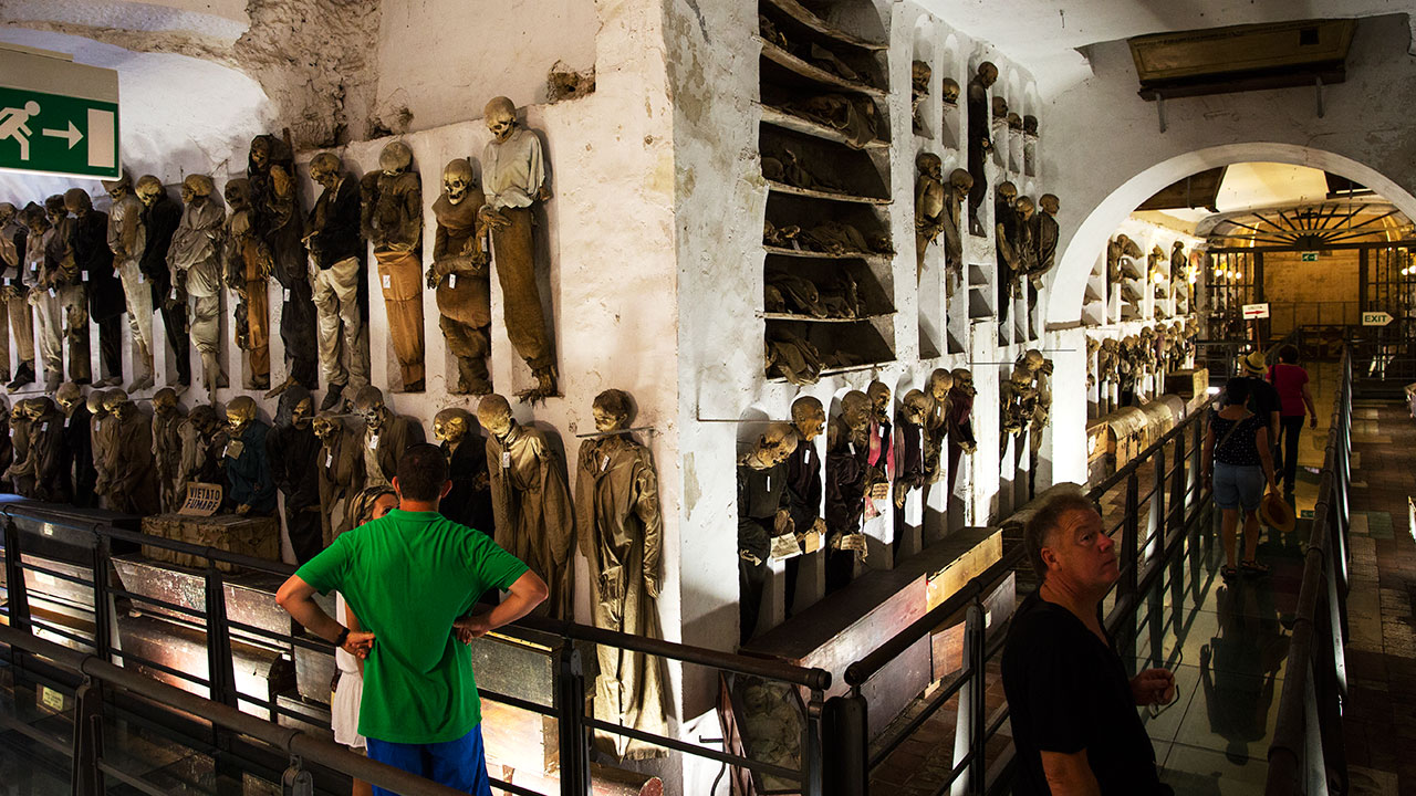 Богатая экспозиция в катакомбах монастыря капуцинов