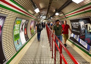 Жители Лондона в метро