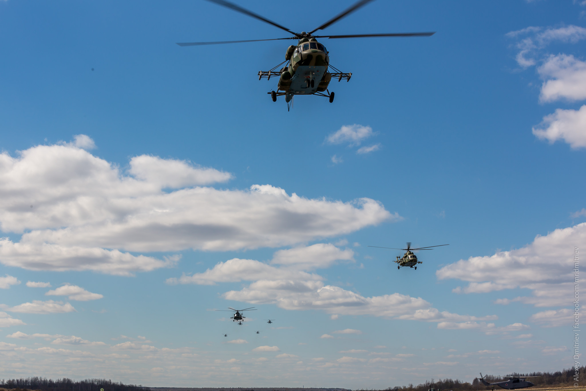 Вертолеты над минском сегодня. Военные вертолеты над Брянском. Вертолеты ПМР. Вертолеты над Таганрогом. Вертолёт над лесами.